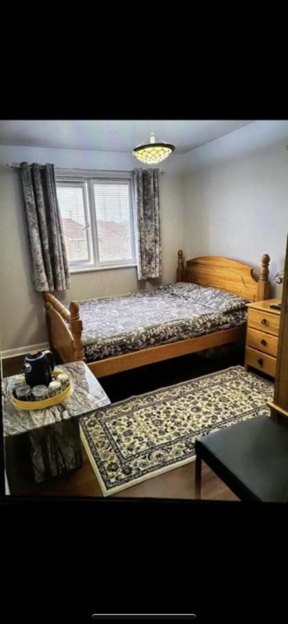 Deluxe Double Bed With Private Mordern Shower & Smart Tv Clydebank Exterior photo